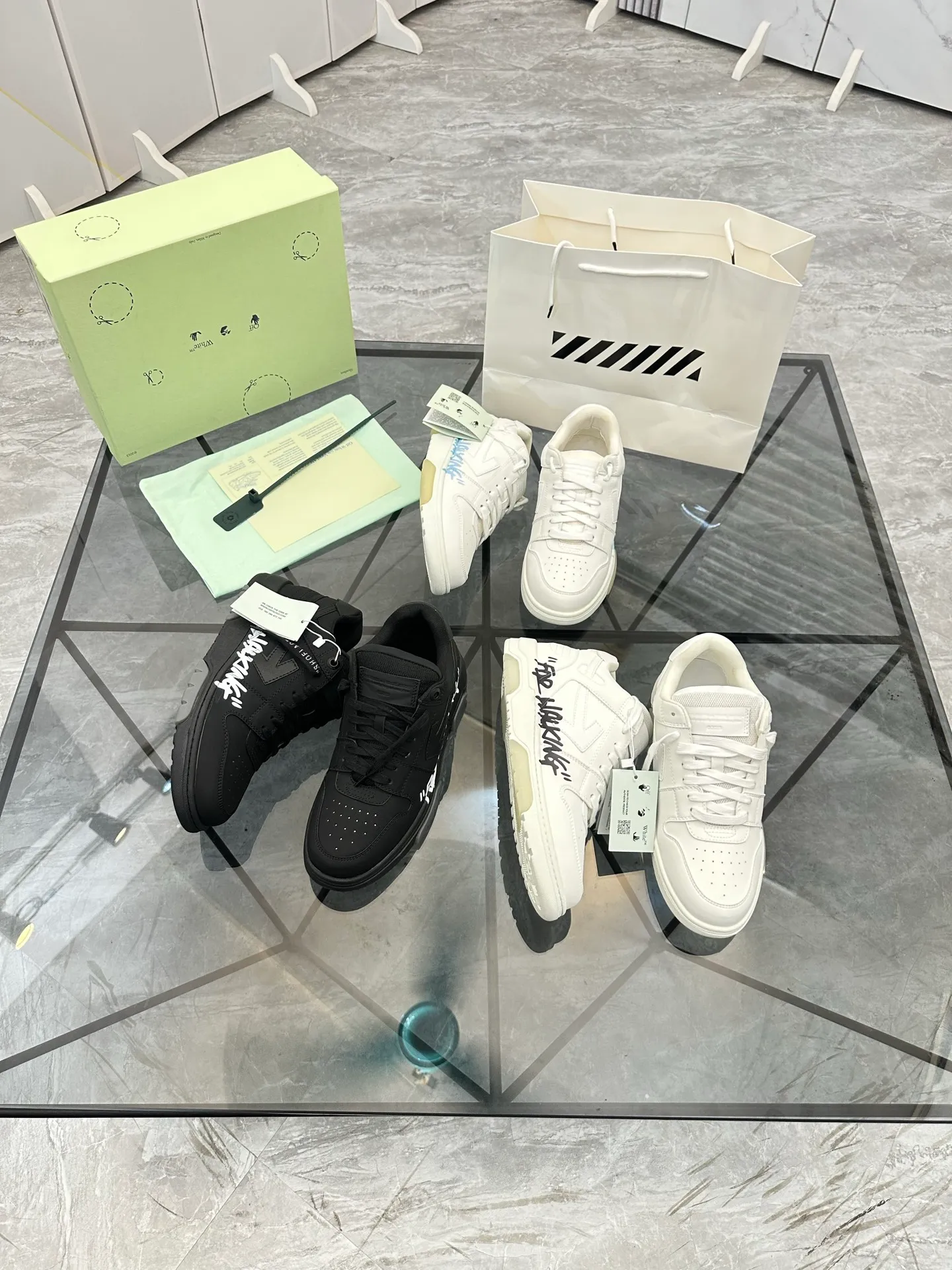 Selling men's shoes 💰: 💰P600¥ High-end top quality (leather buckle plus 10) Product trademark: OFF WHITE * "OFF WHITE*" low-top casual shoes Regular size: 35-45 (can be customized to 46) Couple style Product material: imported first-layer cowhide leather upper, breathable lining, original outsole. No.: H203